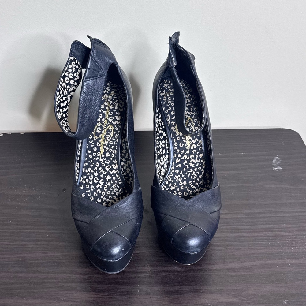 Jessica Simpson Black Wedge Shoes with Classic Design